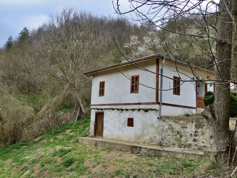 Podeljena kuca