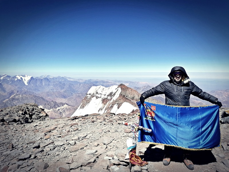 100 akonkagva zastava grada