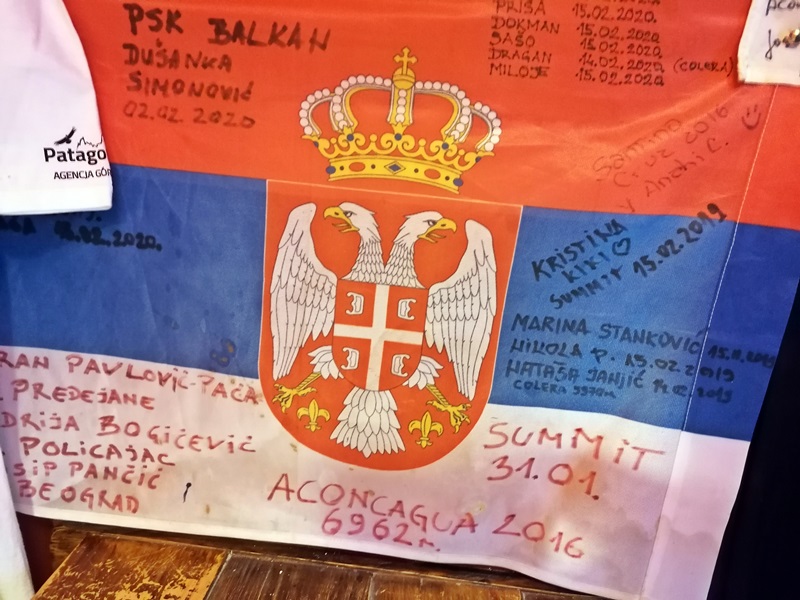 120 zastava sa potpisima